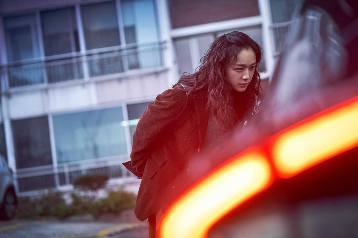 Seo-rae (Tang Wei) looks through a car window in a parking lot in Decide to leave