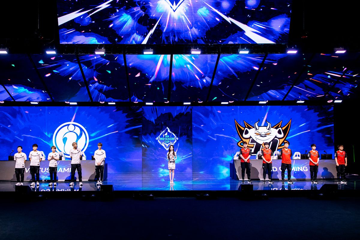 League of Legends Pro League teams Invictus Gaming (L) and JD Gaming (R) pose during the League of Legends Mid-Season Cup at the LPL Arena on May 29.