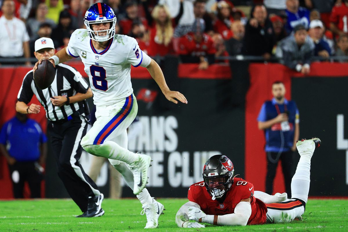 Daniel Jones #8 of the New York Giants scrambles against the Tampa Bay Buccaneers during the second half at Raymond James Stadium on November 22, 2021 in Tampa, Florida.