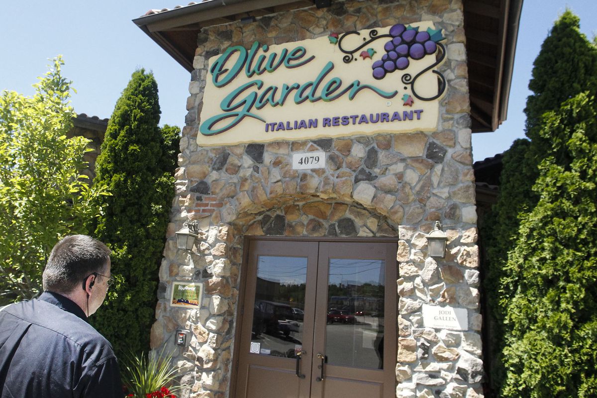 Kevin Sutherland arrives at work at Olive Garden in Riverdale on Friday, June 17, 2016. Olive Garden is one of many restaurants offering deals for Valentine’s Day. 