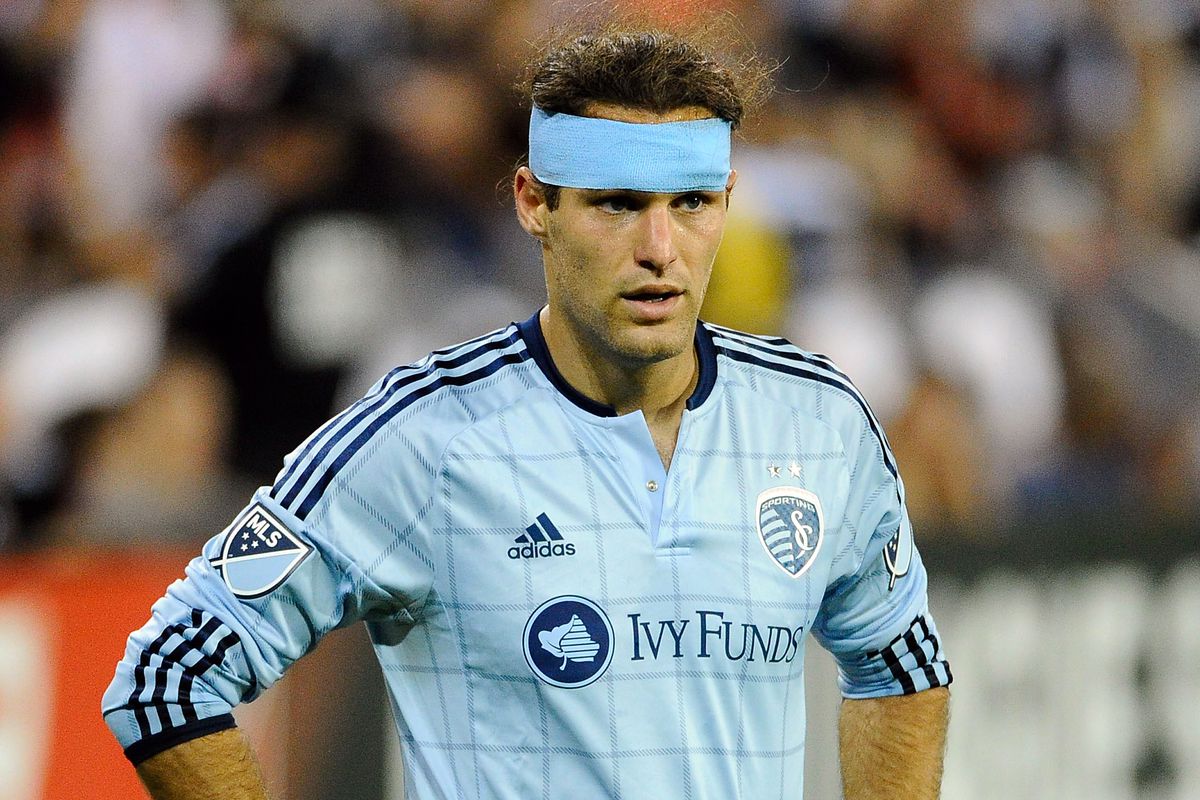 Zusi received a cut  in a collision and eventually left the game