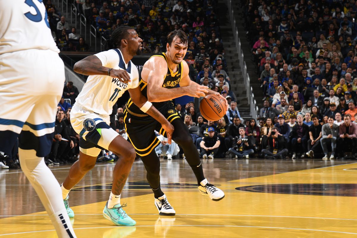 Dario Saric #20 of the Golden State Warriors dribbles the ball past the Wolves’ defense.&nbsp;The Warriors are wearing their black City Edition jerseys on their In-Season Tournament court.
