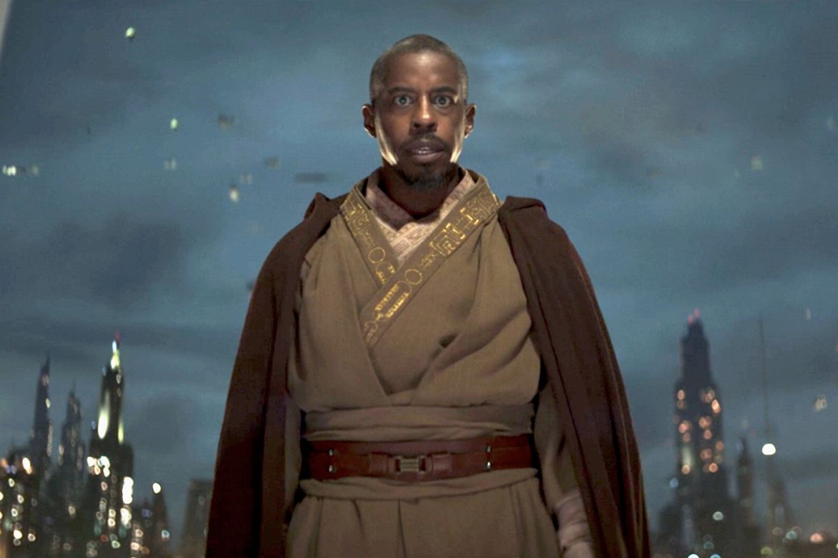 Ahmed Best, as Jedi Master Kelleran Beq, stands breathless in a doorway in The Mandalorian. 