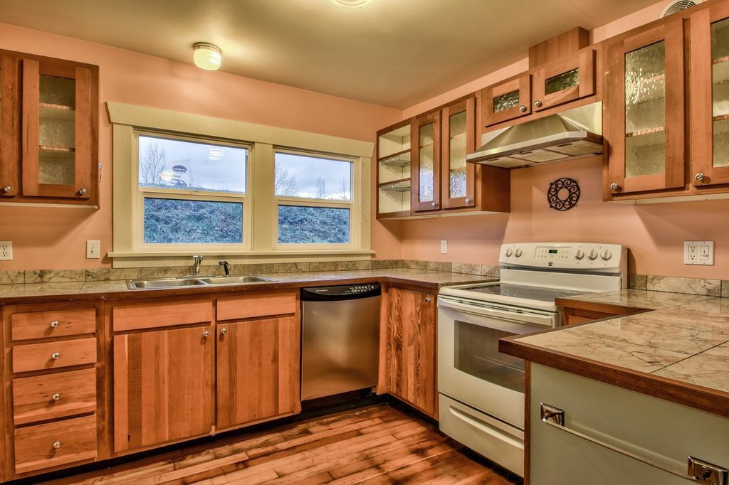 The Number Of wood Cabinets in own tiny house kitchen