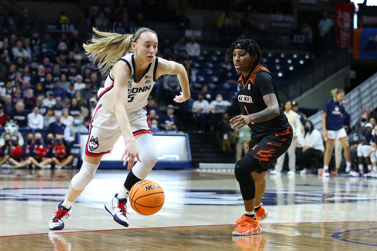 UConn Huskies guard Paige Bueckers (5) drives to the basket against Mercer Bears guard Amoria Neal-Tysor (1) during the first round of the Women’s Div 1 NCAA Basketball Championship between Mercer Bears and UConn Huskies on March 19, 2022, at Harry A. Gampel Pavilion in Storrs, CT.
