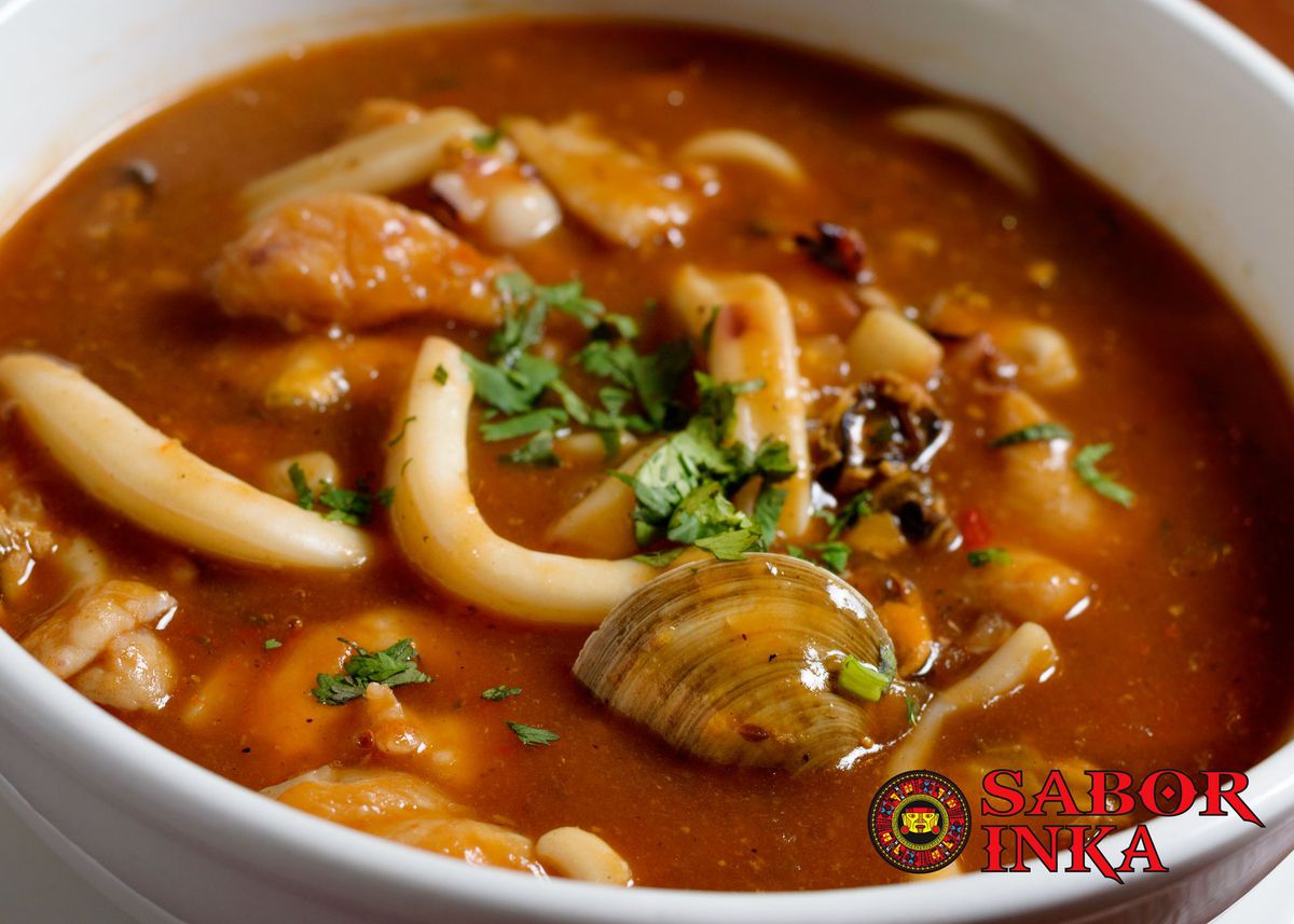 Parihuela, aštri Peru jūros gėrybių sriuba, savo stiliumi, bet ne skoniu, panaši į prancūzišką bouillabaisse iš Sabor Inka Lawrenceville, GA. 