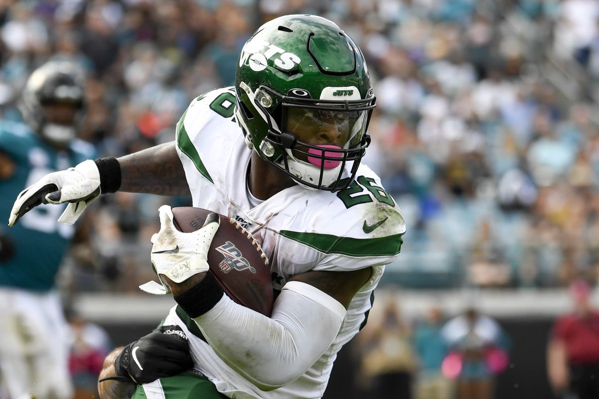 New York Jets running back Le’Veon Bell runs the ball during the fourth quarter against the Jacksonville Jaguars at TIAA Bank Field.