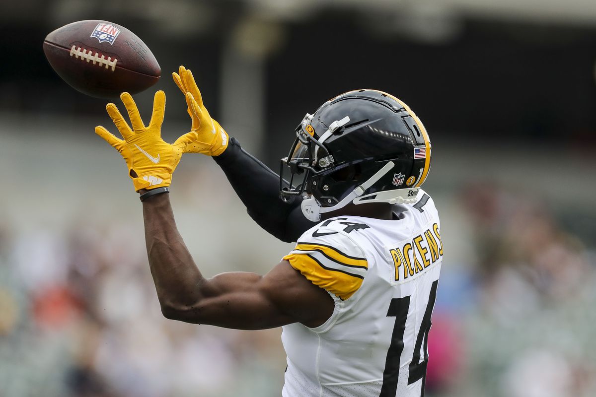 Pittsburgh Steelers wide receiver George Pickens (14) catches a pass during warmups prior to the game against the Cincinnati Bengals at Paycor Stadium.&nbsp;