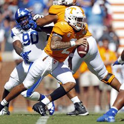 Tennessee quarterback Jarrett Guarantano (2) runs for yardage in the first half of an NCAA college football game against Georgia State, Saturday, Aug. 31, 2019, in Knoxville, Tenn. 