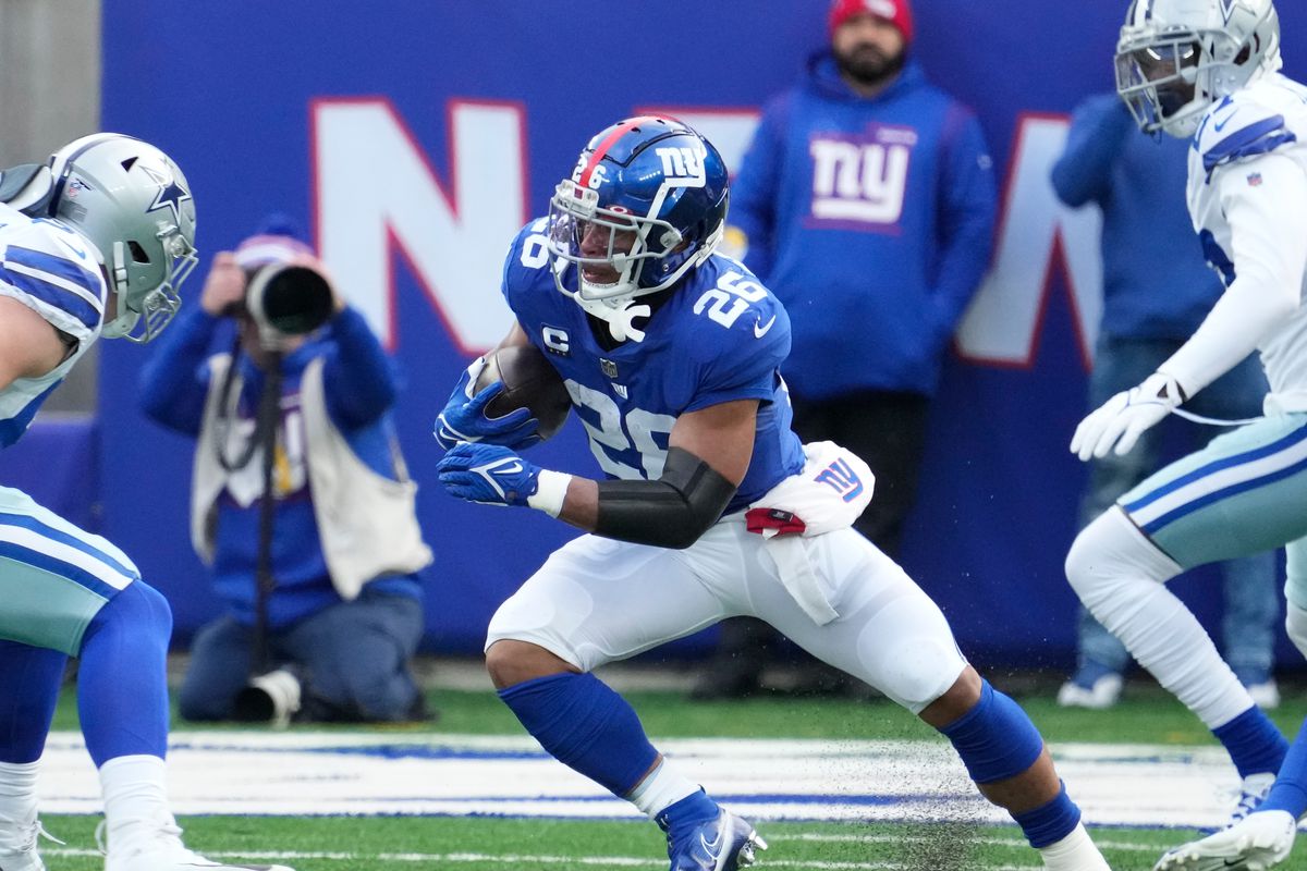 New York Giants running back Saquon Barkley (26) runs against the Dallas Cowboys during the first half at MetLife Stadium.