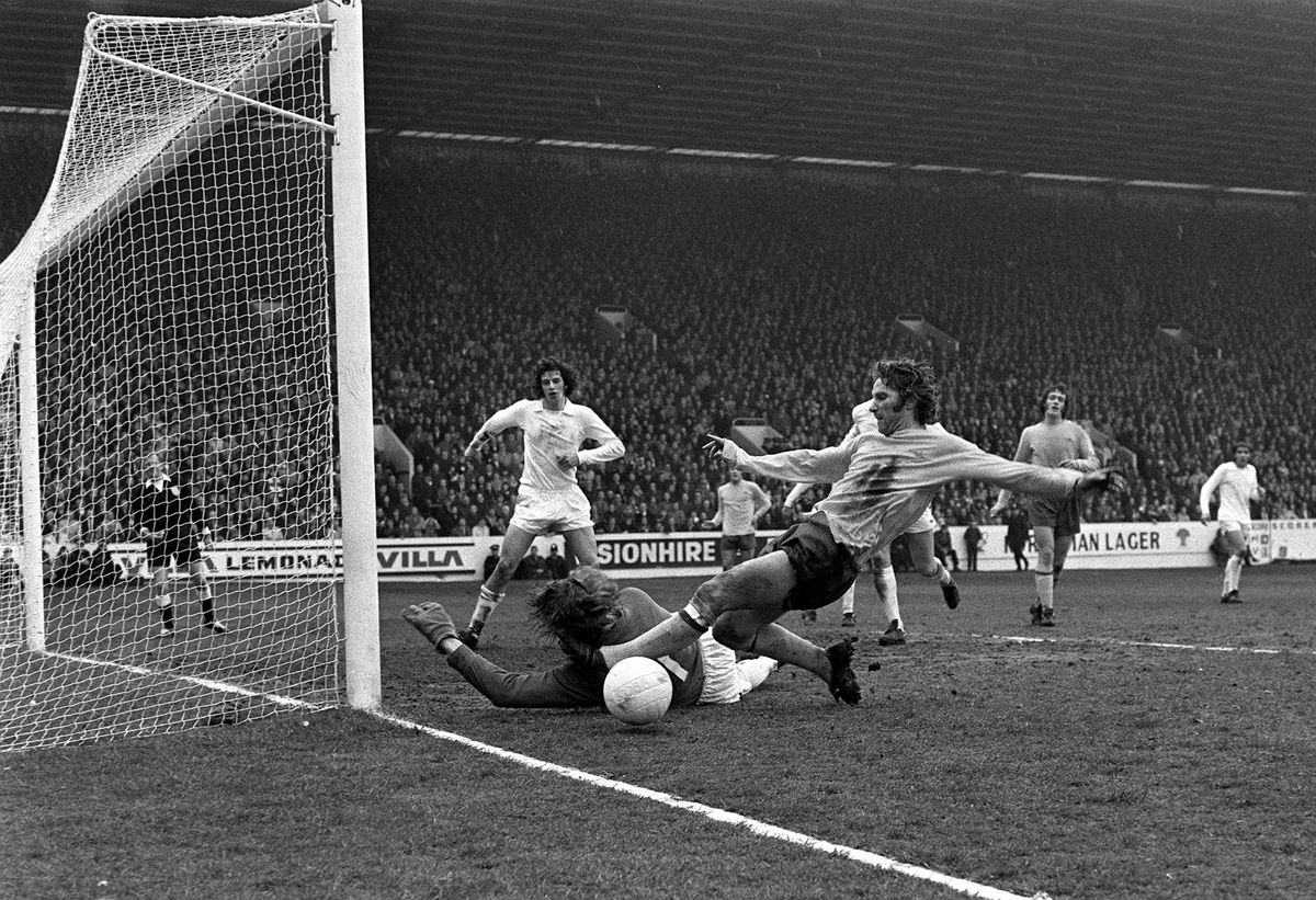 Football. Sheffield, England. FA Cup Semi Final. 7th April 1973. Sunderland 2 v Arsenal 1. Sunderland goalkeeper Jim Montgomery makes a fine save to deny Arsenal’s Alan Ball during the match at Hillsborough.