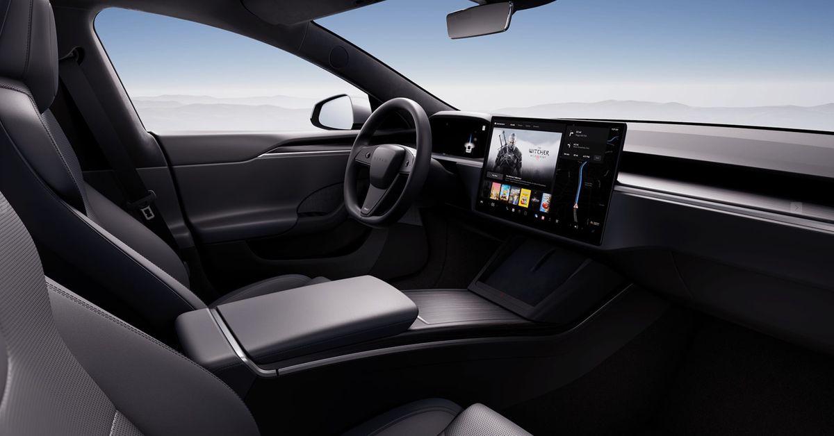 Tesla finally offers alternative to the steering yoke on Model S and X