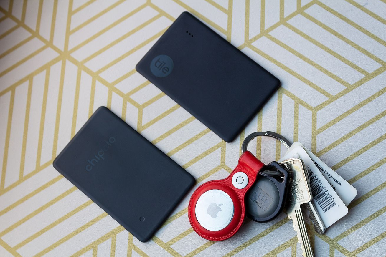 The Chipolo Card spot and Tile Slim next to a keyring with an AirTag.