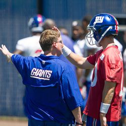 Ben McAdoo and Eli Manning have a discussion