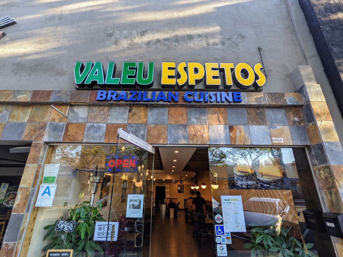 Storefront of Valeu Espetos in Montrose.