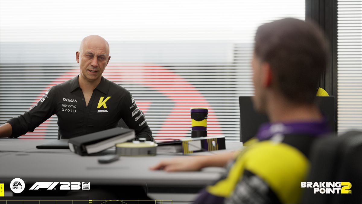 Scène uit de hervertelling van Braking Point 2 van F1 23: teambaas Andrew Conner praat met een coureur in zijn kantoor