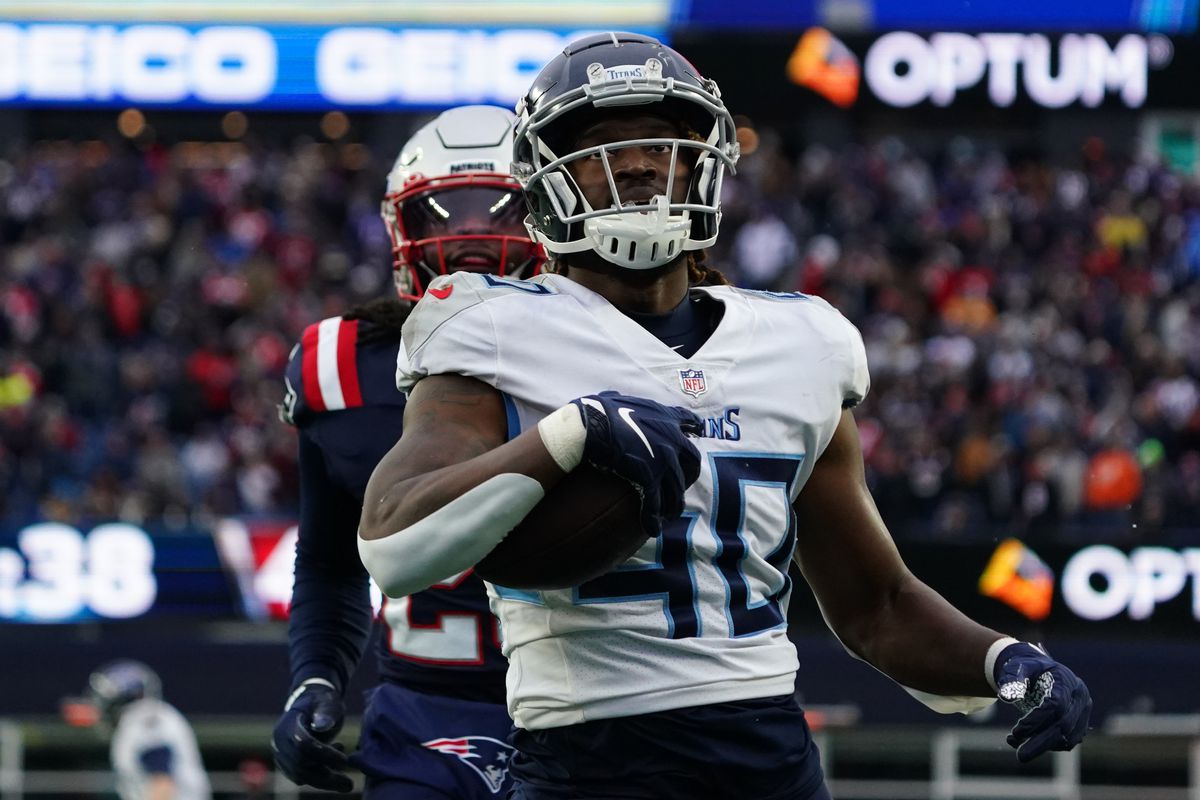 Tennessee Titans running back Dontrell Hilliard (40) runs the ball for a touchdown against the New England Patriots in the second quarter at Gillette Stadium.