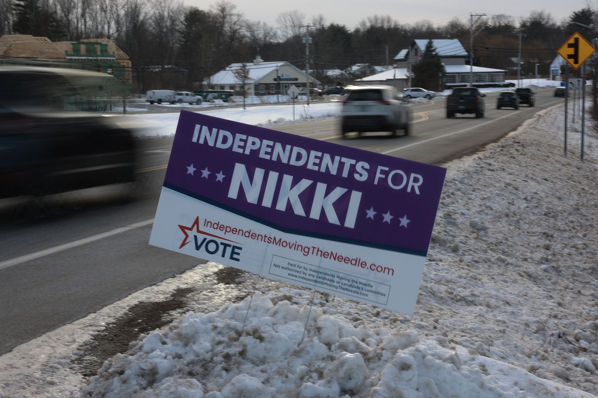 A sign that reads “independents for Nikki” is stuck in the New Hampshire snow.