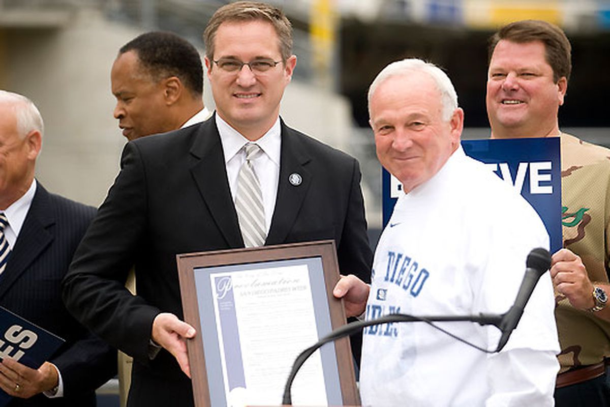 Padres president and COO Tom Garfinkel accepts a proclamation from mayor Jerry Sanders. (San Diego Padres) via <a href="http://sandiego.padres.mlb.com/images/2010/09/21/5jyLKwoB.jpg">sandiego.padres.mlb.com</a>