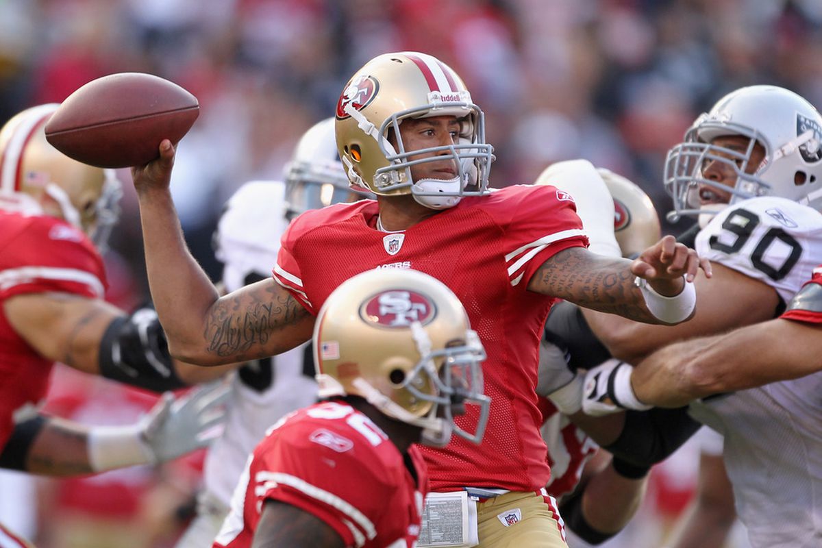 SAN FRANCISCO, CA - AUGUST 20:  Colin Kaepernick #7 of the San Francisco 49ers passes the ball against the Oakland Raiders at Candlestick Park on August 20, 2011 in San Francisco, California.  (Photo by Ezra Shaw/Getty Images)