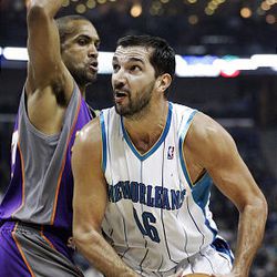 New Orleans Hornets forward Peja Stojakovic (16), of Serbia, looks to shoot around Phoenix Suns forward Grant Hill (33) during the first half.
