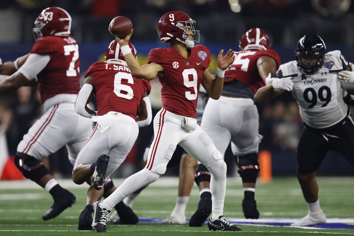 Bryce Young of the Alabama Crimson Tide throws a pass against the Cincinnati Bearcats during the second quarter in the Goodyear Cotton Bowl Classic for the College Football Playoff semifinal game at AT&amp;T Stadium on December 31, 2021 in Arlington, Texas.