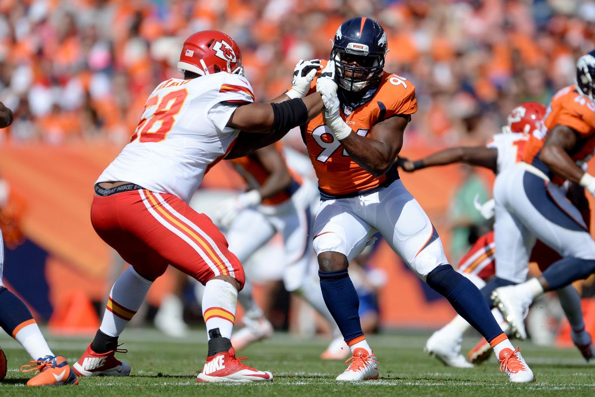Former Chiefs' right tackle Ryan Harris (#68) takes on the Broncos' DeMarcus Ware in September 2014.