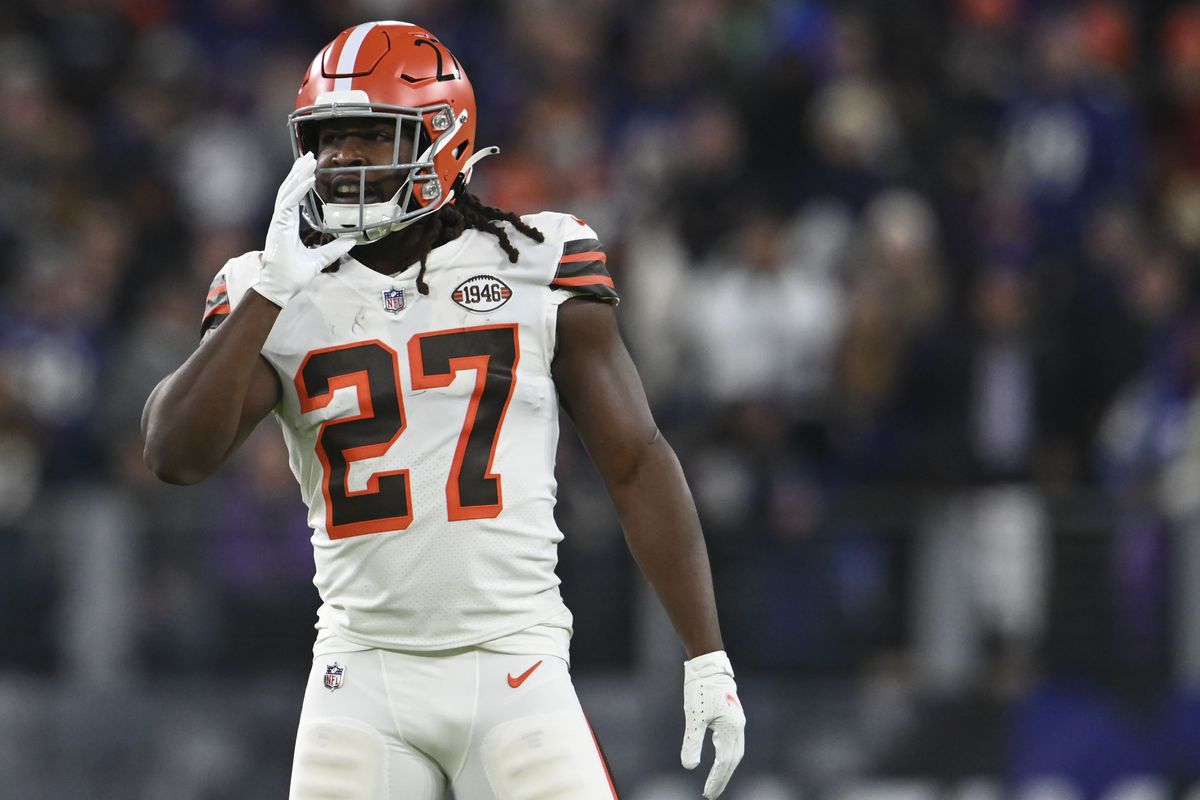 Cleveland Browns running back Kareem Hunt (27) during the first half against the Baltimore Ravens at M&amp;amp;T Bank Stadium.