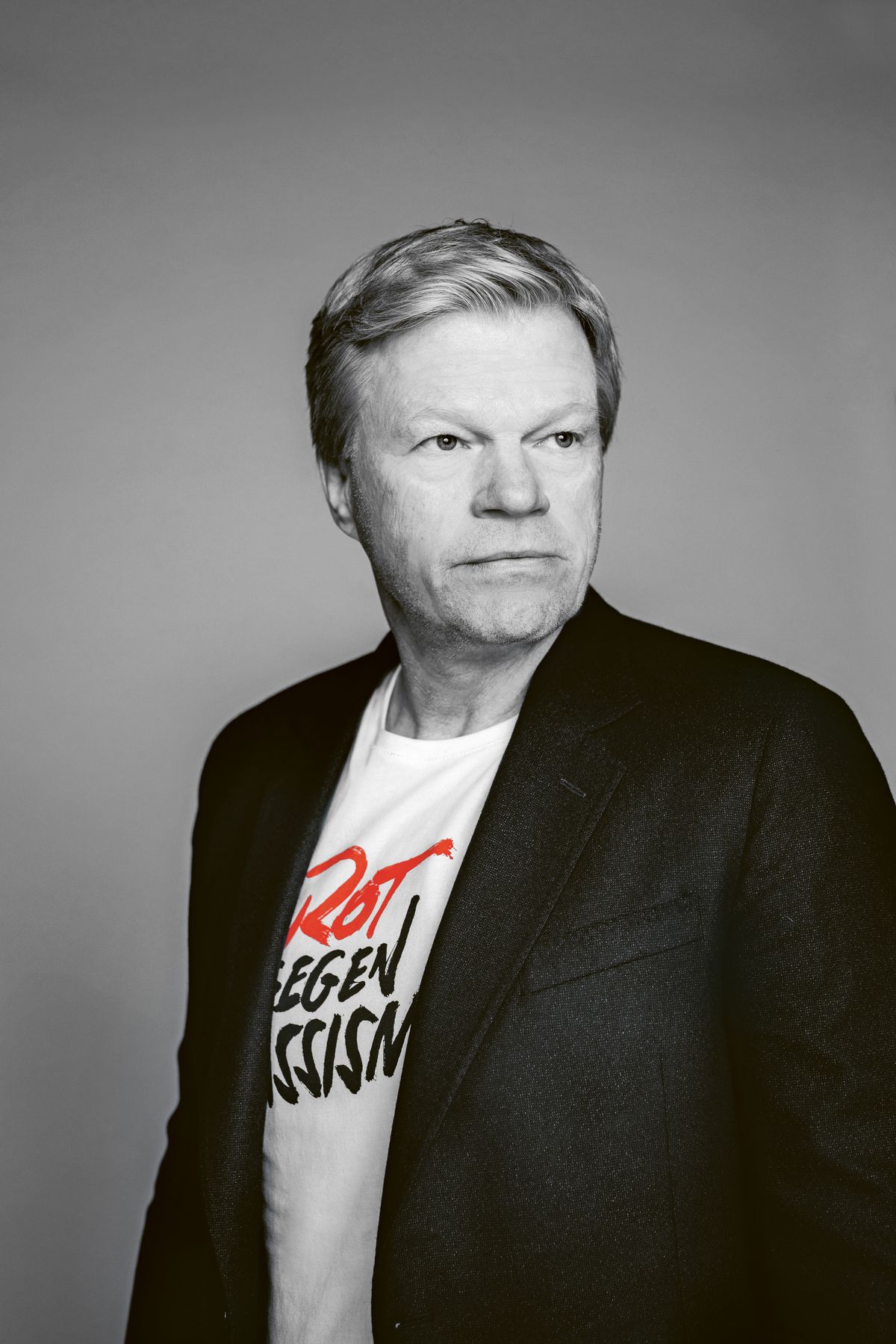 Bayern executive Oliver Kahn wears Bayern Munich's "Rot gegen Rassismus" ("Red against Racism") t-shirt in support of Bayern's new anti-racism campaign.