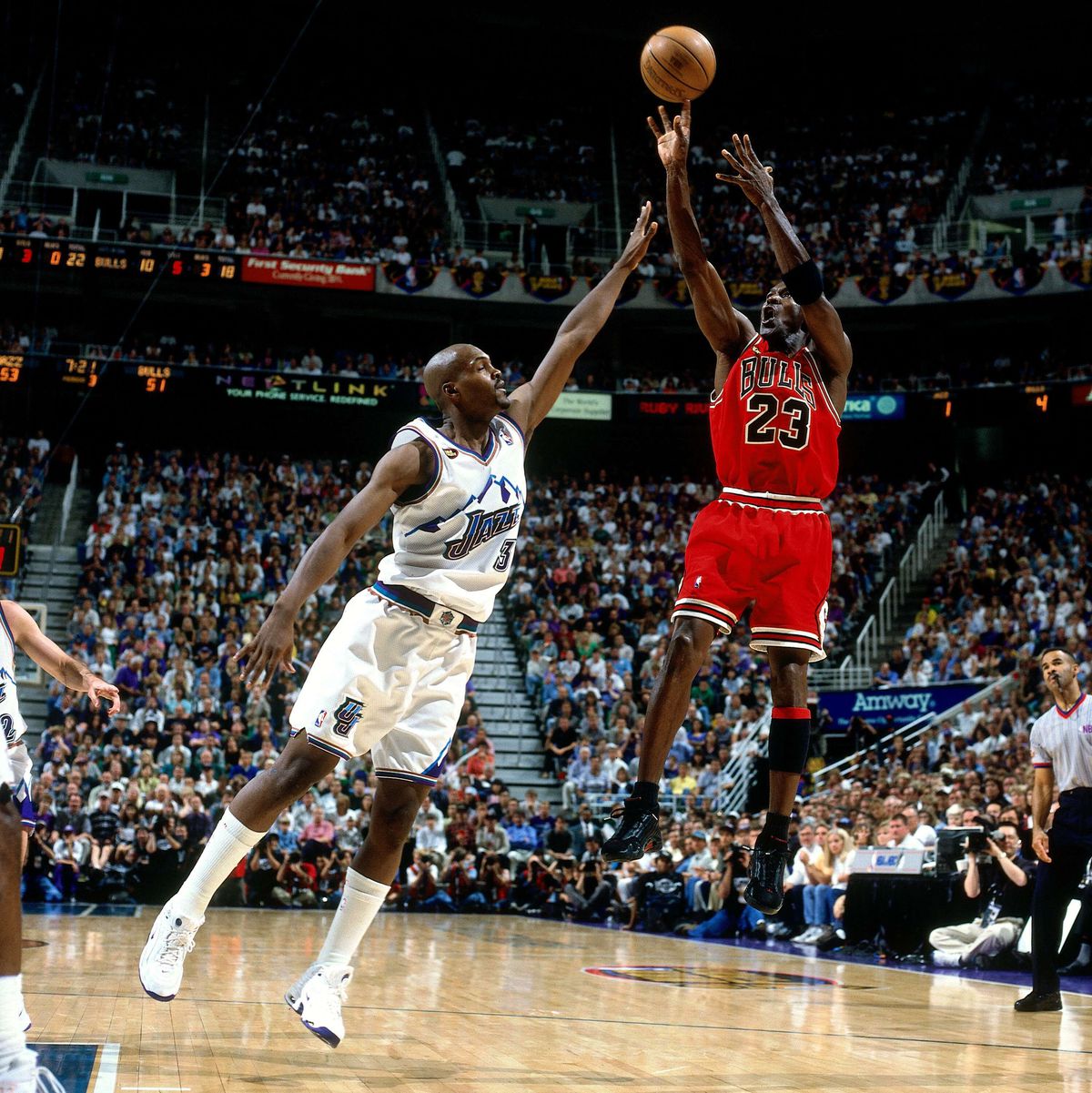 Michael Jordan melakukan jump shot melawan Bryon Russell di Game 6 Final NBA 1998