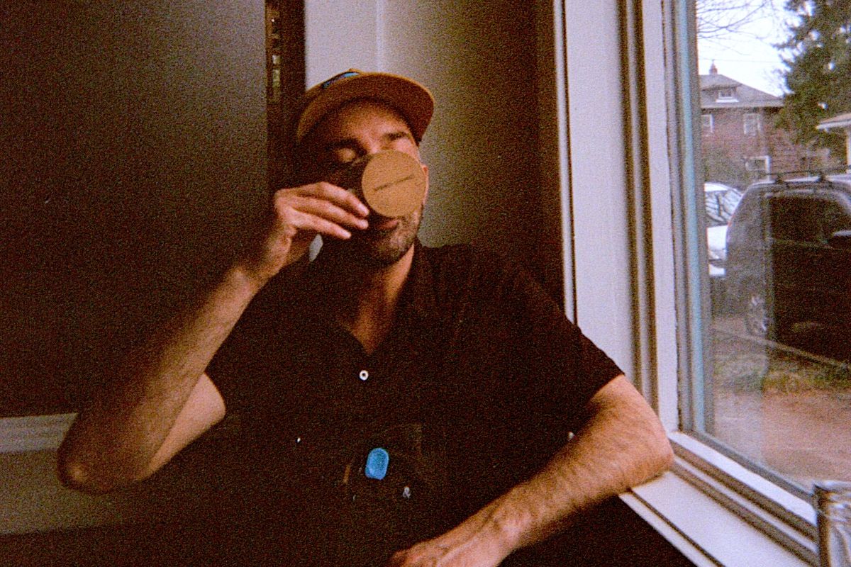 一个男人坐在杰奎琳窗口里喝一杯咖啡。