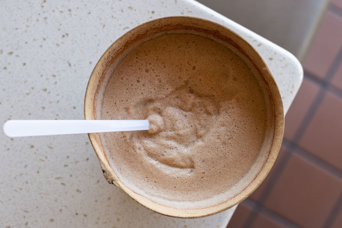 Putojantis šokoladinis Oaxacan gėrimas, vadinamas pozontle tradiciniame inde.