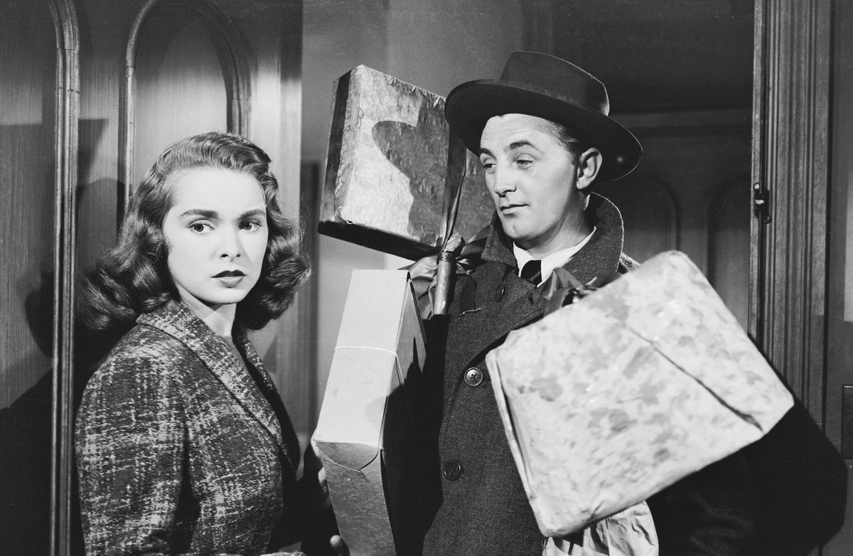 Robert Mitchum aparece en la casa de Janet Leigh con regalos en Holiday Affair