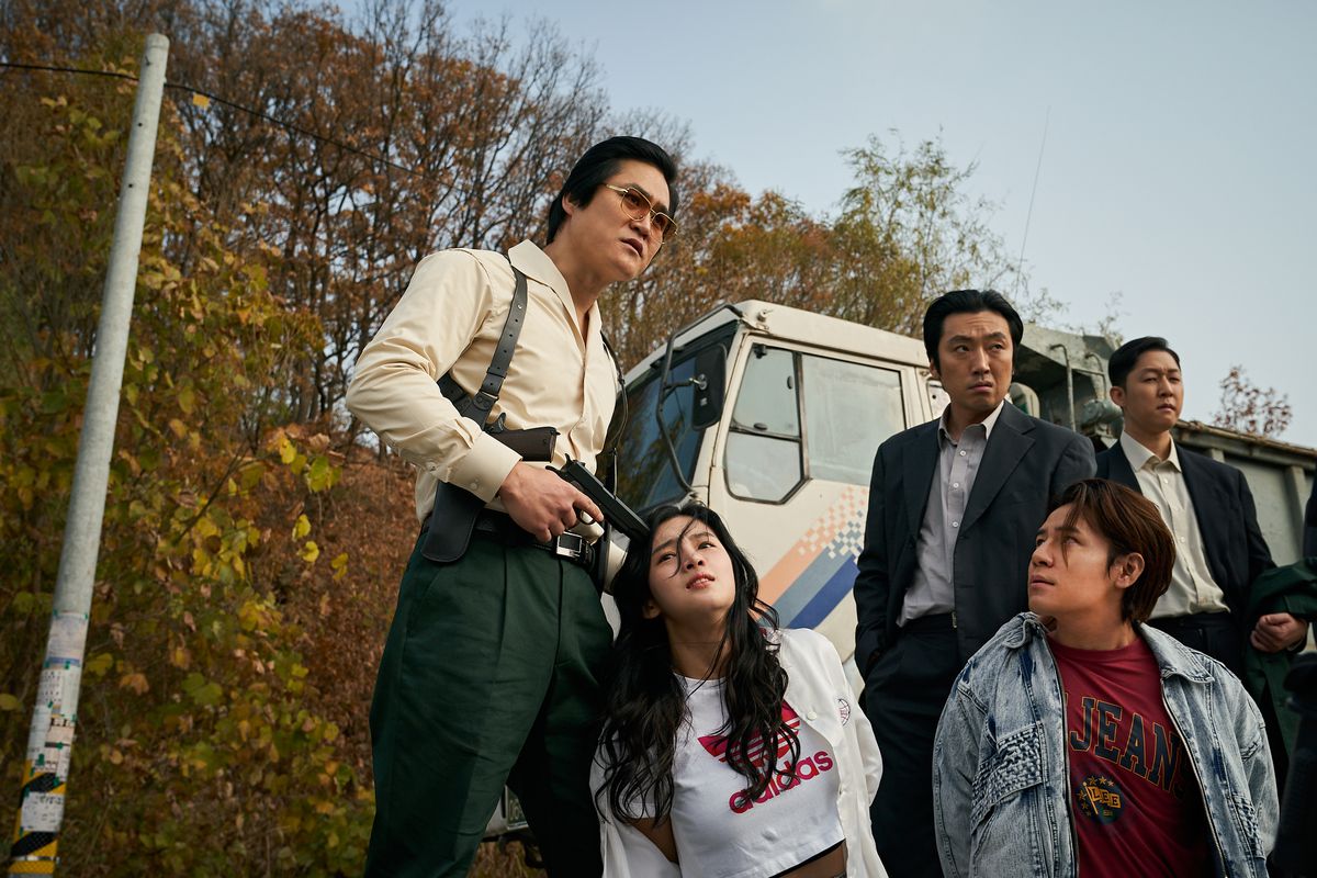 (L to R) Kim Sung-kyun as Director Lee, Park Ju-hyun as Park Yoon-hee, Lee Kyoo-hyung as Moon Bok-nam in Seoul Vibe.