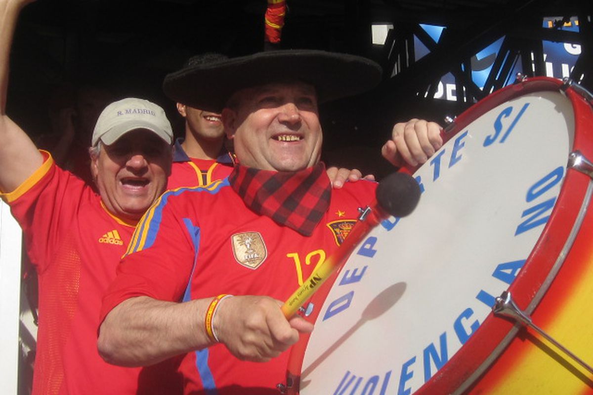 Bang the drum for Spanish football!!  One of the treats of the match at Foxborough.  (photo: Allen Dodson)