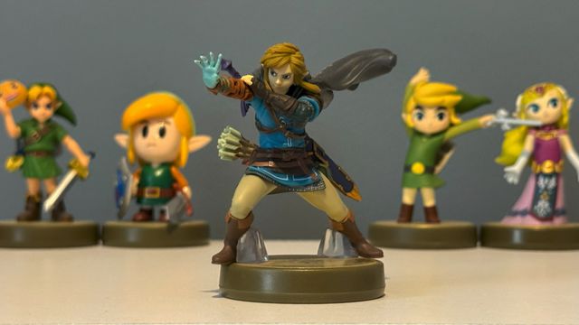 Link and Zelda amiibo lining up behind the Tears of the Kingdom Link amiibo figure