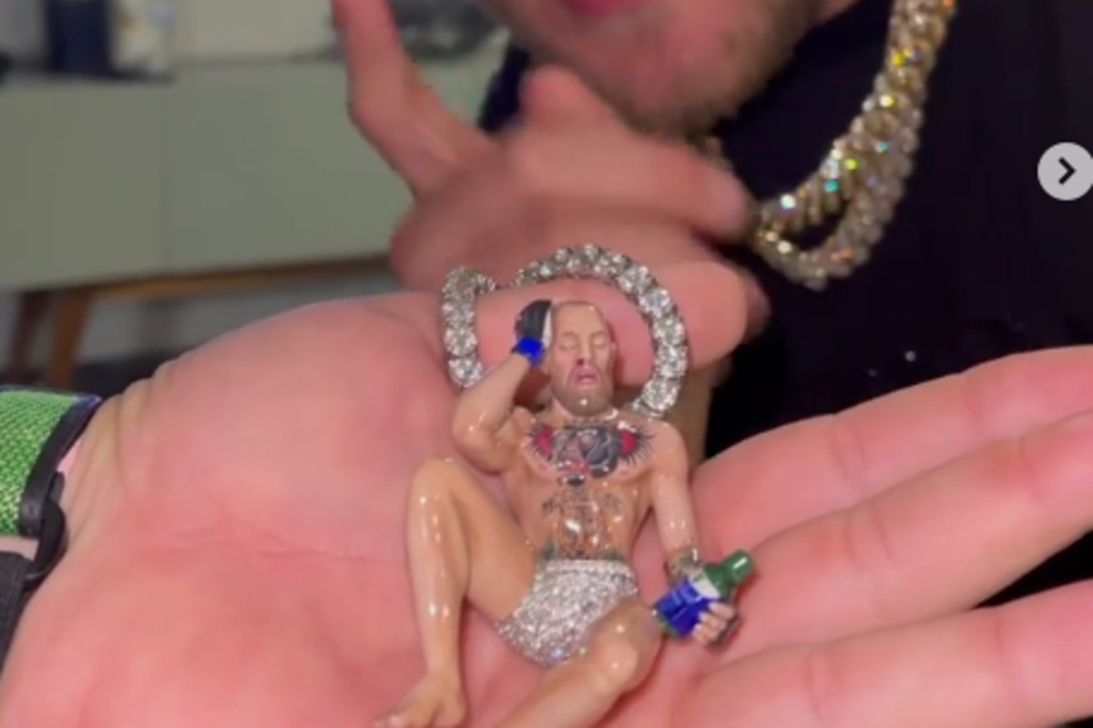 Jake Paul and his Conor McGregor pendant