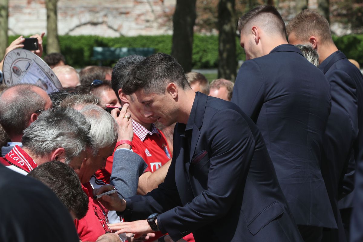 MUNICH, GERMANY - MAY 09: Robert Lewandowski of FC Bayern Muenchen signs autographs after a Bavarian state chancellery reception honoring the team's German Championship title of the Bundesliga season 2017/18 at Staatskanzlei on May 9, 2018 in Munich, Germany.