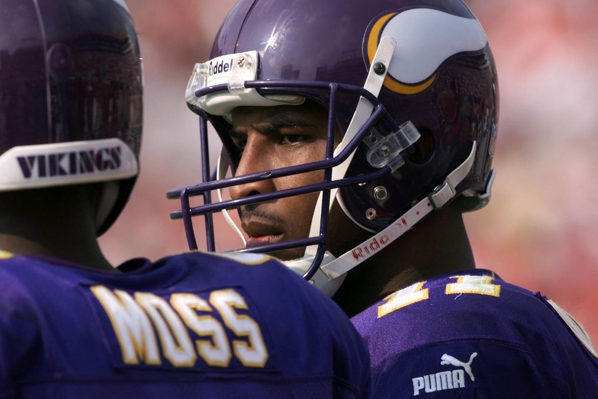 GENERAL INFORMATION: 10/29/00 - Tampa, FL - Vikings vs. Tampa Bay Buccaneers IN THIS PHOTO: Viking quarterback Dante Culpepper frowns on the sideline as he prepares to go back onto the field during a loss to Tampa Bay with th Vikings losing badly.(Ph