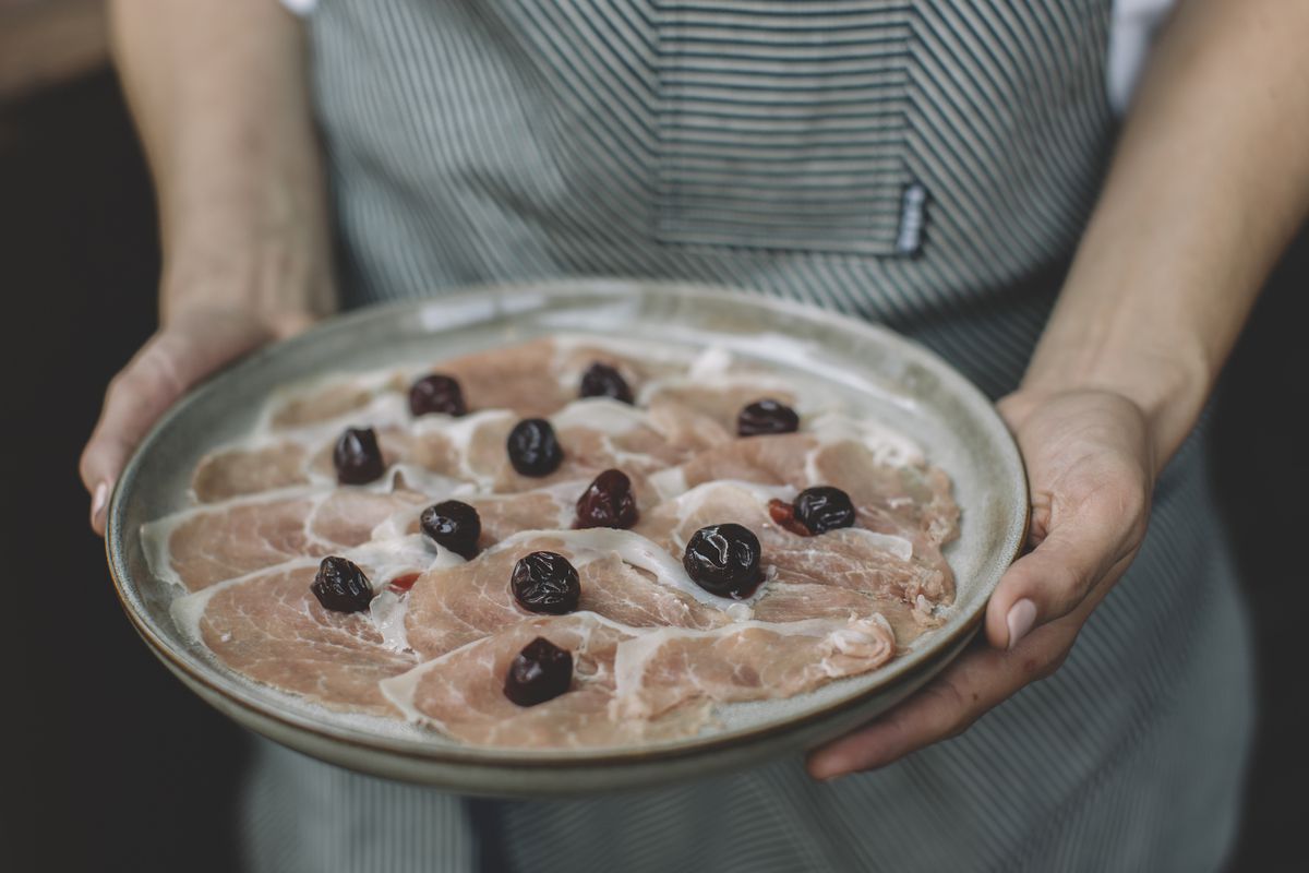 Ham with pickled cherries 