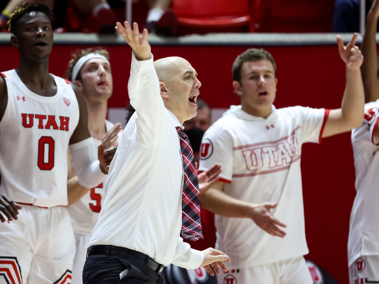 Utah Utes head coach Craig Smith and players react to game action against the Washington State Cougars.