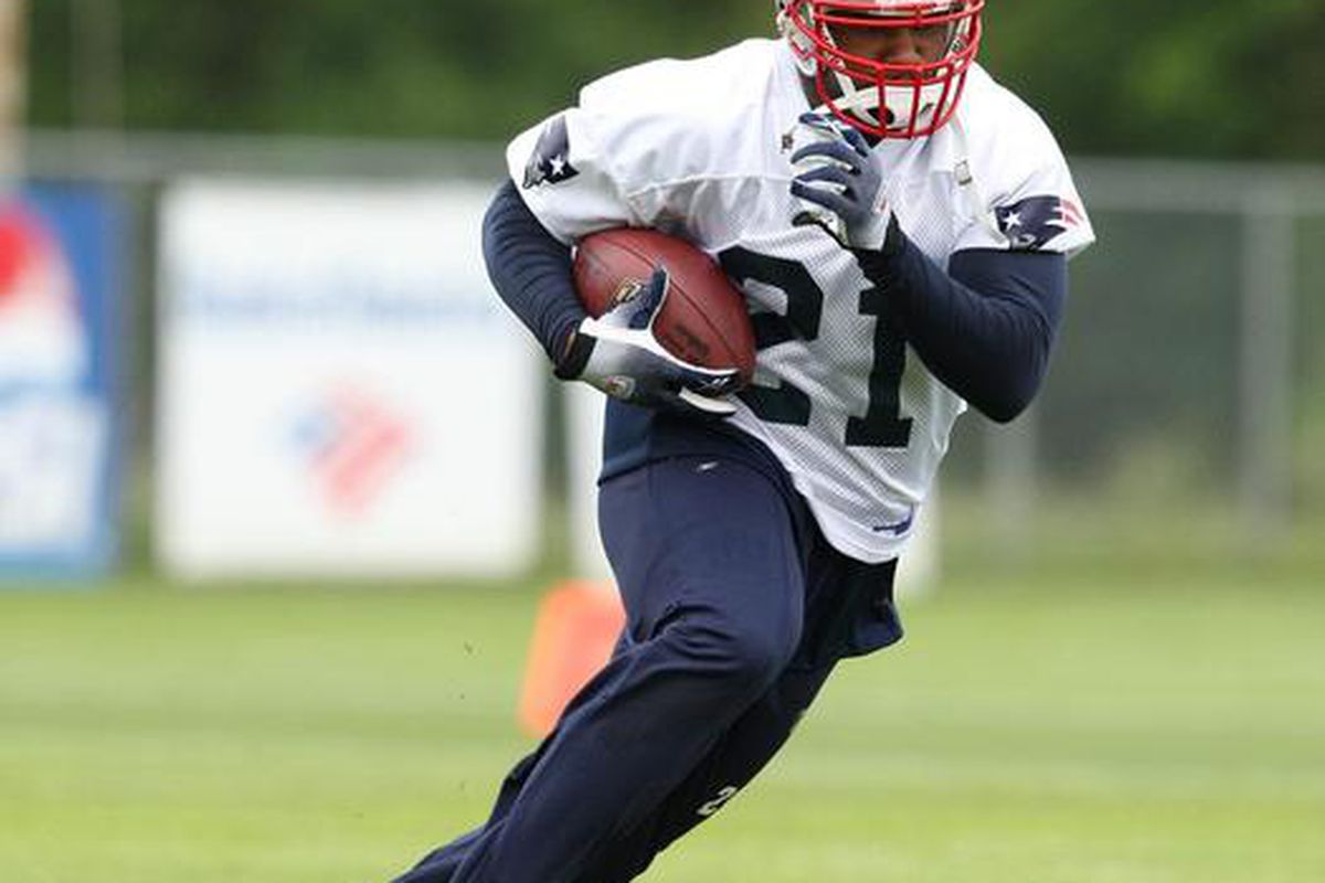 <em>Patriots running back Fred Taylor (21) carries the ball during an OTA practice on Wednesday, May 27, 2009 at Gillette Stadium.</em>