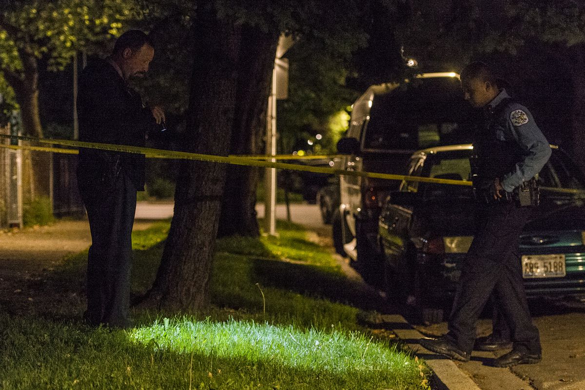 Police investigate a shooting in the 3300 block of West Beach in Humboldt Park | Tyler LaRiviere/Sun-Times
