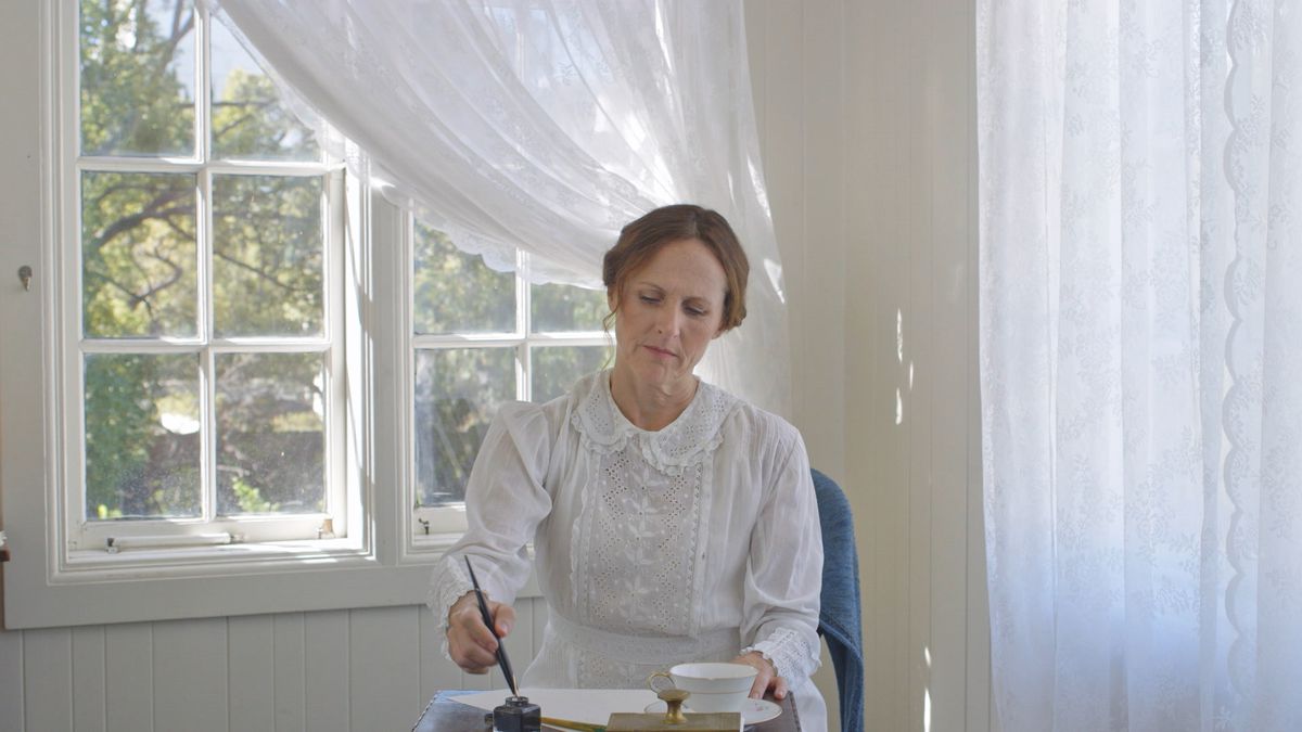 Molly Shannon plays Emily Dickinson in Wild Nights with Emily.