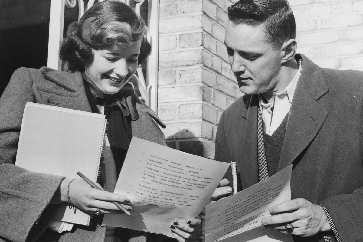 Hofstra students participate in presidential poll in 1950