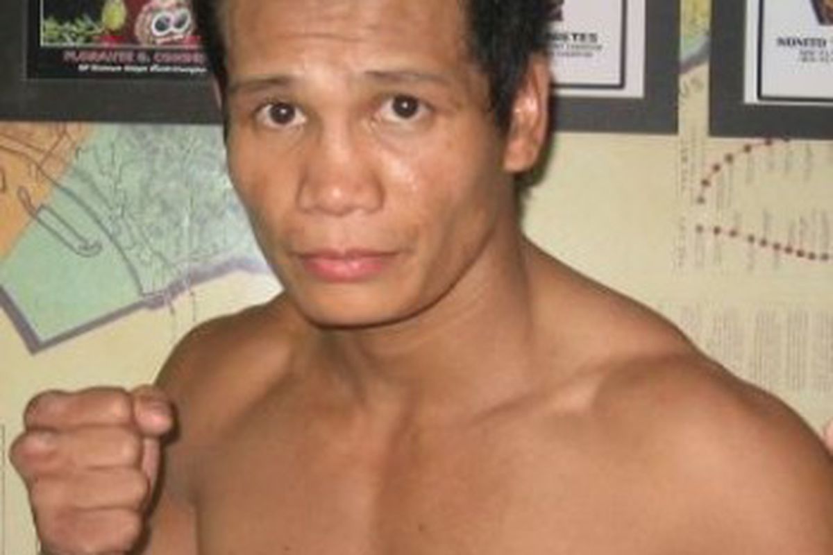 Sonny Boy Jaro knocked out Pongsaklek Wonjongkam in Thailand, claiming the world flyweight championship.
