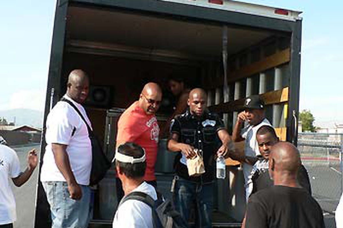 Floyd Mayweather Jr. passes out lunches to Las Vegas homeless. It's a familar routine for the superstar. (Photo by <a href="http://sports.yahoo.com/box/news?slug=ki-mayweather091109&prov=yhoo&type=lgns" target="new">Kevin Iole, Yahoo! Sports</a>)