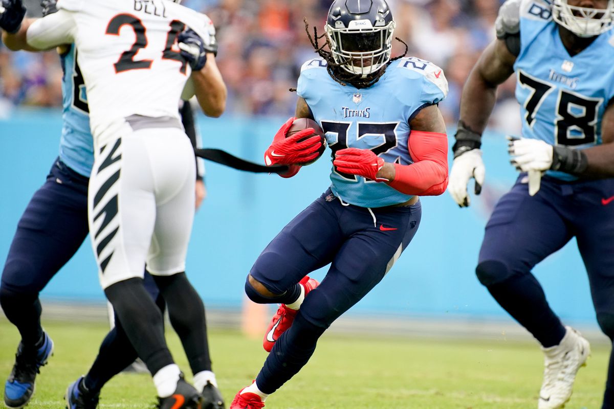 Tennessee Titans running back Derrick Henry (22) runs the ball as they face the Cincinnati Bengals during the first quarter at Nissan Stadium