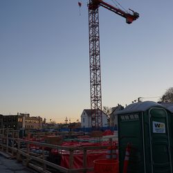 The tower crane, at the Hotel Zachary project