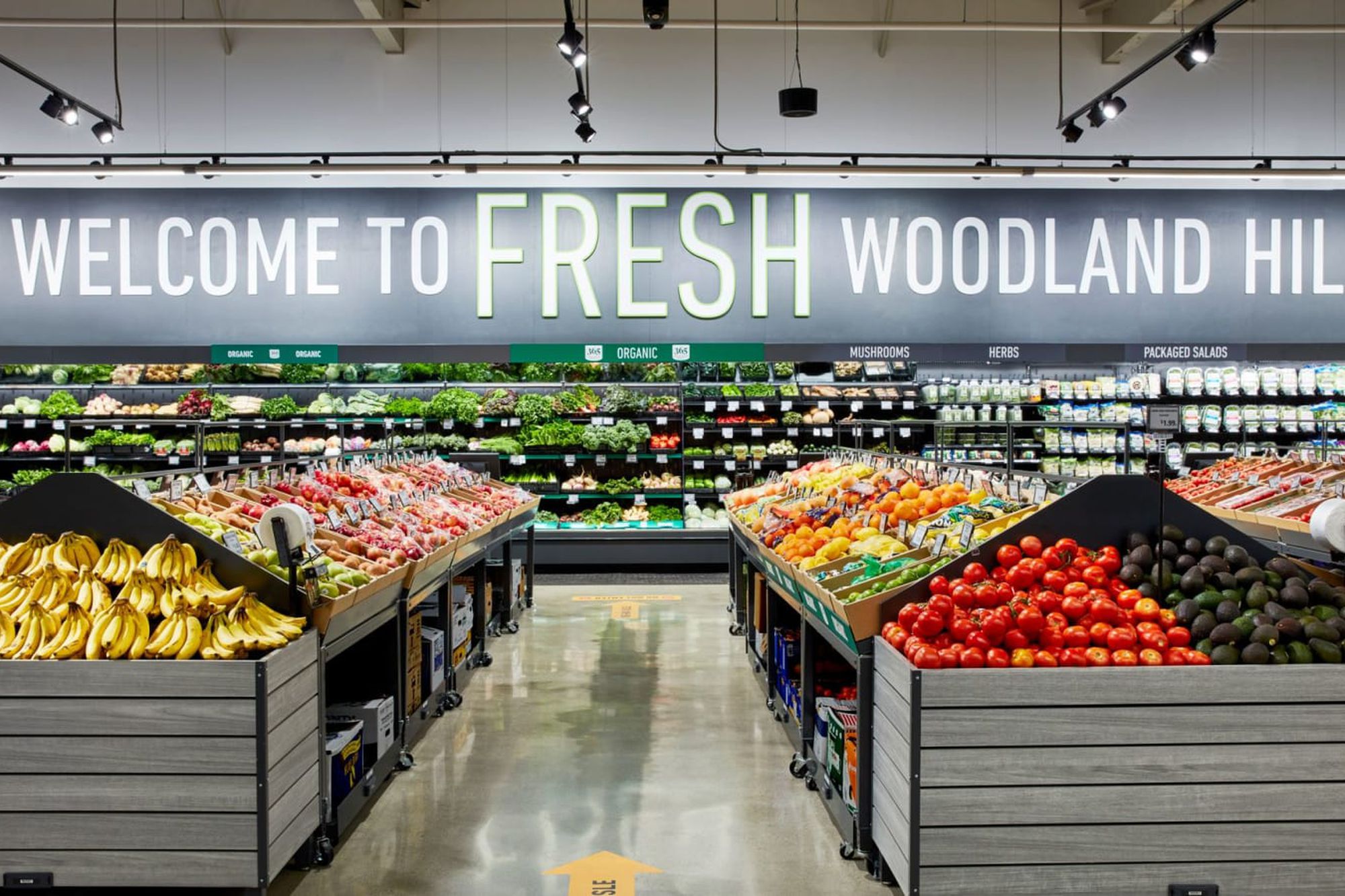 Amazon's first Fresh grocery store opens with high-tech Dash shopping carts - The Verge